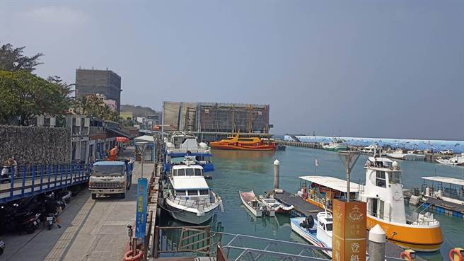 屏東離島小琉球旅遊夯，縣府計畫蓋機車立體停車場，盼藉此紓緩停車問題，完善觀光服務品質。（謝佳潾攝）