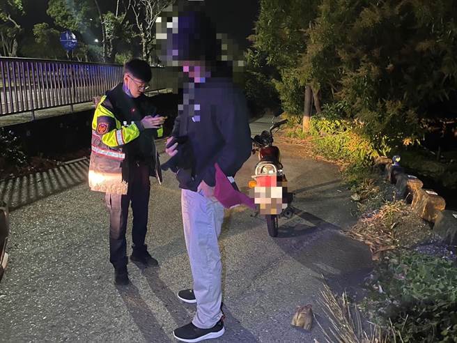 台東市馬亨亨大道1名外籍人士酒後騎乘機車，遭台東分局員警攔查。（台東分局提供／蔡旻妤台東傳真）