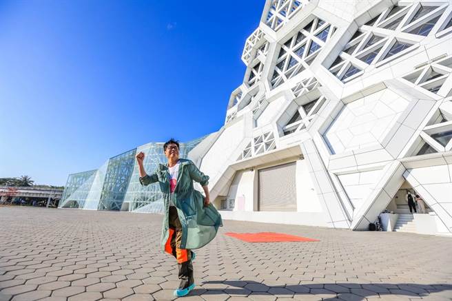 ELLE Run with Style 风格路跑今年首度到高雄举办，高雄市长陈其迈接受主办单位知名国际时尚杂志ELLE专访，并献出时尚杂志拍摄处女秀，协助此次路跑赛事宣传。（《ELLE》国际中文版杂志提供／洪浩轩高雄传真）