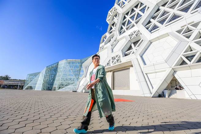 ELLE Run with Style 风格路跑今年首度到高雄举办，高雄市长陈其迈接受主办单位知名国际时尚杂志ELLE专访，并献出时尚杂志拍摄处女秀，协助此次路跑赛事宣传。（《ELLE》国际中文版杂志提供／洪浩轩高雄传真）