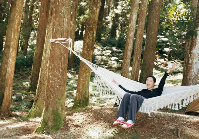 劉品言錄《光露營就很忙了》穿上紅白拖放鬆坐在吊椅上。（TVBS提供）