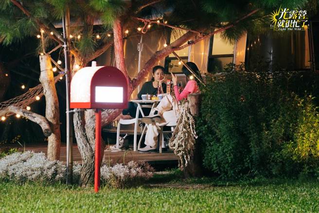 林心如（左）、楊謹華在《光露營就很忙了》中放鬆聊天。（TVBS提供）