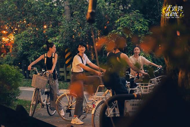 實境節目《光露營就很忙了》中，「光」小姐們一起騎腳踏車出去晃晃。（TVBS提供）