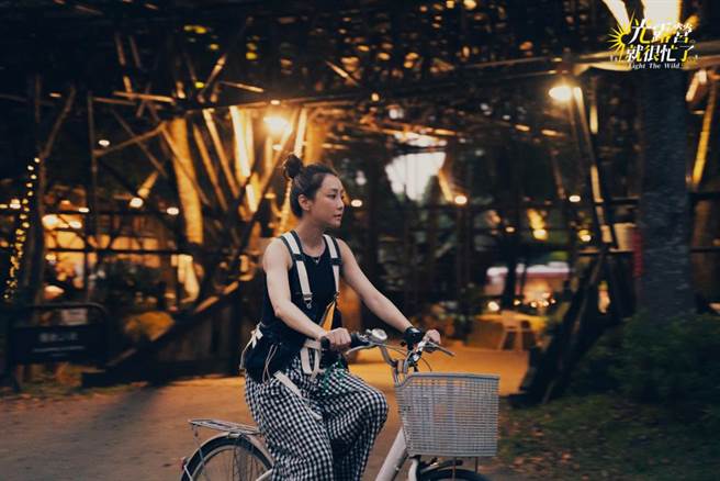 謝欣穎在《光露營就很忙了》開心騎著腳踏車出遊。（TVBS提供）