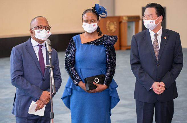 史瓦帝尼王国总理戴克礼（Cleopas Sipho Dlamini）伉俪应我国政府邀请率团于5日下午抵台访问，外交部长吴钊燮亲自代表接机，他表示，台史双方从建交以来，互相支持受益匪浅。这是戴克礼首度来台访问，行程安排了商业拜会活动。（陈麒全摄）