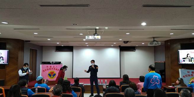 彰警分局5日到秀传医院秀和基金会志工在职训练课程进行「反诈骗精准宣导」演讲。（彰化警分局提供／吴敏菁彰化传真）