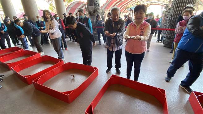 潭水亭庆祝观世音菩萨佛诞，今天举办掷筊宗教仪式，吸引老中青三代1200多人同乐。(潭水亭提供)