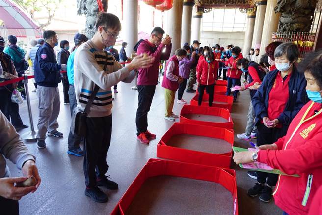 潭水亭庆祝观世音菩萨佛诞，今天举办掷筊宗教仪式，吸引老中青三代1200多人同乐。(潭水亭提供)