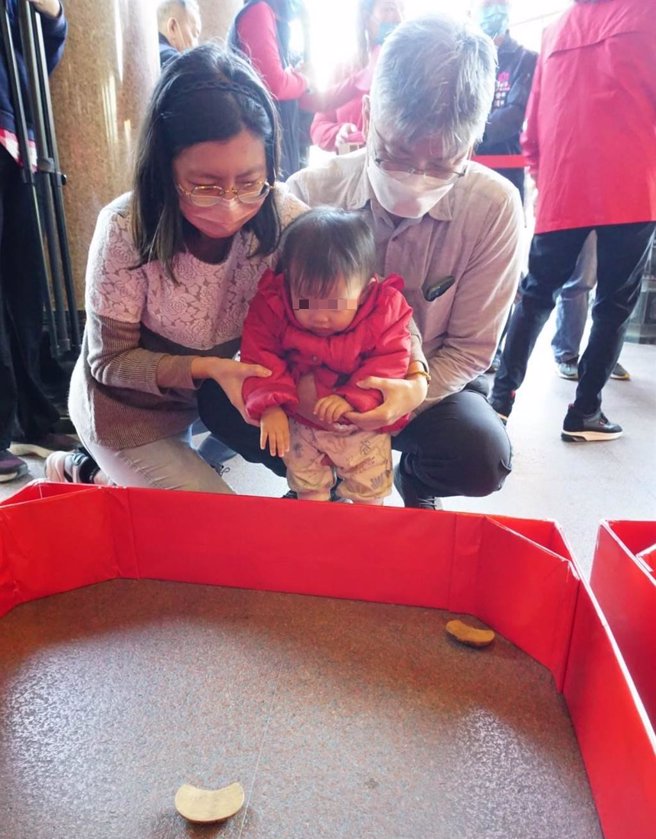 潭水亭庆祝观世音菩萨佛诞，今天举办掷筊宗教仪式，吸引老中青三代1200多人同乐。(潭水亭提供)