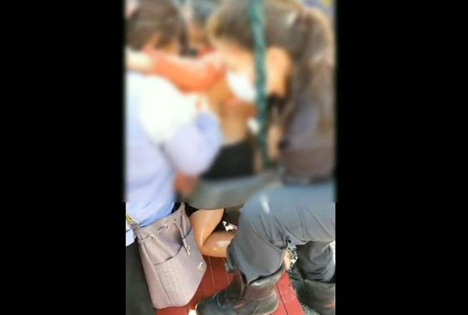 女童玩盪鞦韆時、雙腿被卡住，消防隊員趕抵現場，跑到附近店家借用「沙拉油」塗滿女童雙腿，終於一舉拉出女童。（高市消防局提供／袁庭堯高雄傳真）