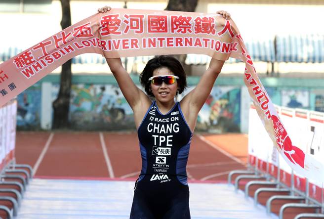 「2023维士比杯爱河国际铁人三项竞赛」5日清晨6时30分在爱河畔周边正式开赛，高雄地主选手张绮文、郭家齐、林怡君包办女子总排名前3名。（高市府运发局提供／洪浩轩高雄传真）