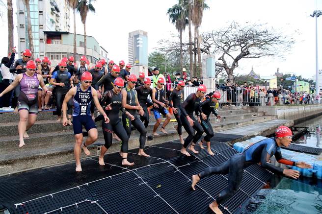 「2023维士比杯爱河国际铁人三项竞赛」5日清晨6时30分在爱河畔周边正式开赛，此次共吸引500多名国内外选手报名参赛。（高市府运发局提供／洪浩轩高雄传真）