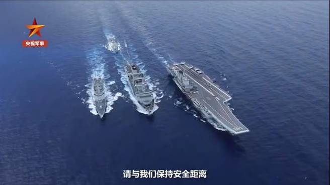 朱悦萌曾用英语向外军舰机喊话，「你们正在接近我方任务编队，为了避免误解误判，请与我们保持安全距离。」（央视军事频道截图）