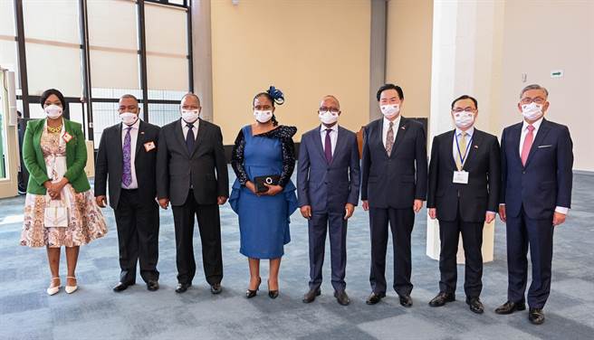 史瓦帝尼王国总理戴克礼（Cleopas Sipho Dlamini）伉俪应我国政府邀请率团于5日下午抵台访问，外交部长吴钊燮亲自代表接机，他表示，台史双方从建交以来，互相支持受益匪浅。这是戴克礼首度来台访问，行程安排了商业拜会活动。（陈麒全摄）