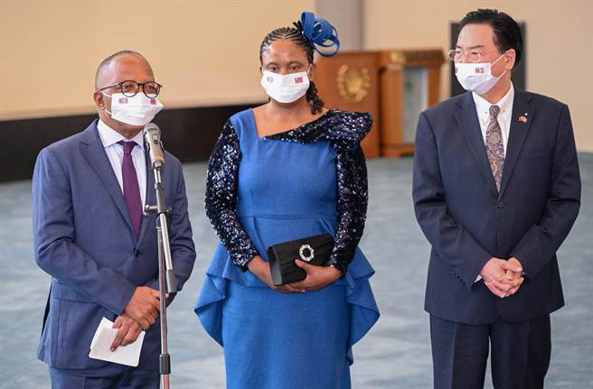 史瓦帝尼王国总理戴克礼（Cleopas Sipho Dlamini）伉俪应我国政府邀请率团于5日下午抵台访问，外交部长吴钊燮亲自代表接机，他表示，台史双方从建交以来，互相支持受益匪浅。这是戴克礼首度来台访问，行程安排了商业拜会活动。（陈麒全摄）