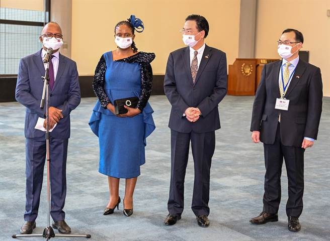 史瓦帝尼王国总理戴克礼（Cleopas Sipho Dlamini）伉俪应我国政府邀请率团于5日下午抵台访问，外交部长吴钊燮亲自代表接机，他表示，台史双方从建交以来，互相支持受益匪浅。这是戴克礼首度来台访问，行程安排了商业拜会活动。（陈麒全摄）