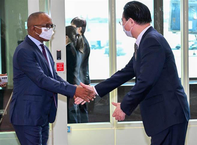 史瓦帝尼王国总理戴克礼（Cleopas Sipho Dlamini）伉俪应我国政府邀请率团于5日下午抵台访问，外交部长吴钊燮亲自代表接机，他表示，台史双方从建交以来，互相支持受益匪浅。这是戴克礼首度来台访问，行程安排了商业拜会活动。（陈麒全摄）