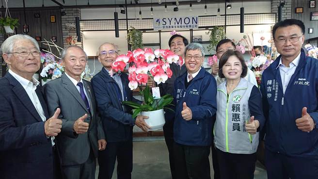 行政院长陈建仁（前排右三）端起土耳其国旗色的兰花，表达对土耳其大地震关心，暖喊加油。（程炳璋摄）