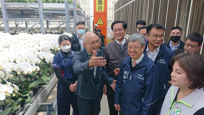 行政院长陈建仁参观民间兰花生技园区的花卉品种。（程炳璋摄）