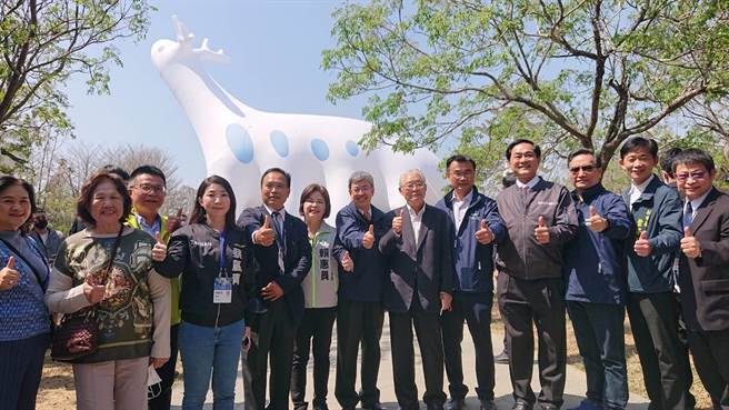 行政院长陈建仁（右七）在台湾国际兰展充气吉祥物前合影。（程炳璋摄）