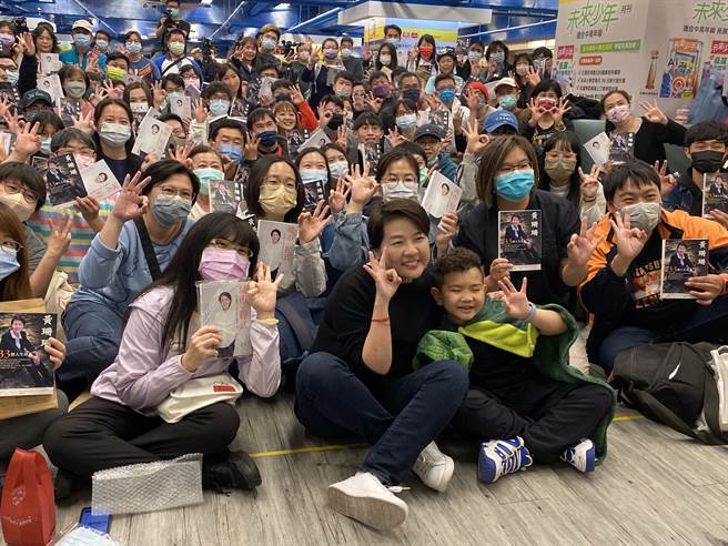 黃珊珊今天到台南舉辦感恩巡迴暨簽書分享會受訪表示，此次出訪主要是擔任「紐約地陪」。(曹婷婷攝)