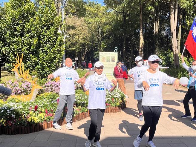 罗智强5日下午与立委高金素梅在大安森林公园举办「为大安平安民主健康而跑」路跑活动。（杨亚璇摄）