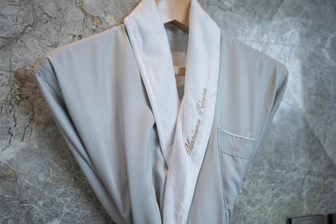 珊瑚绒浴袍特别安排专人精心绣上Mariano Rivera与太太Clara Rivera的名字。(国泰饭店观光事业提供)