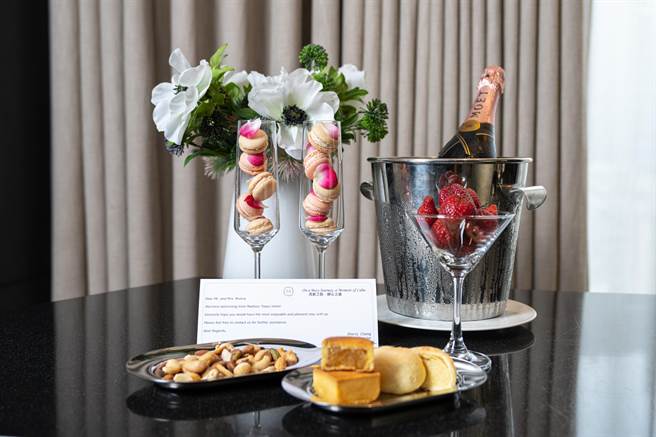 饭店准备酩悦香槟与台湾特色糕点凤梨酥、绿豆椪加上当季草莓做为迎宾礼。(国泰饭店观光事业提供)★《中时新闻网》关心您：饮酒过量，有碍健康。酒后不开车，安全有保障！