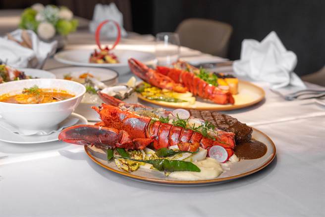 客制化菜单由饭店主厨亲自操刀，此道菜色为「碳烤极黑和牛纽约客12oz龙虾 红酒酱汁」。(国泰饭店观光事业提供)