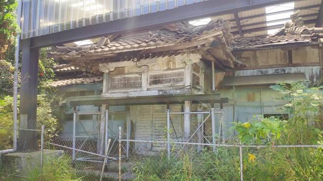 縣府在社務所架設鋼棚架支撐。（李京昇攝）