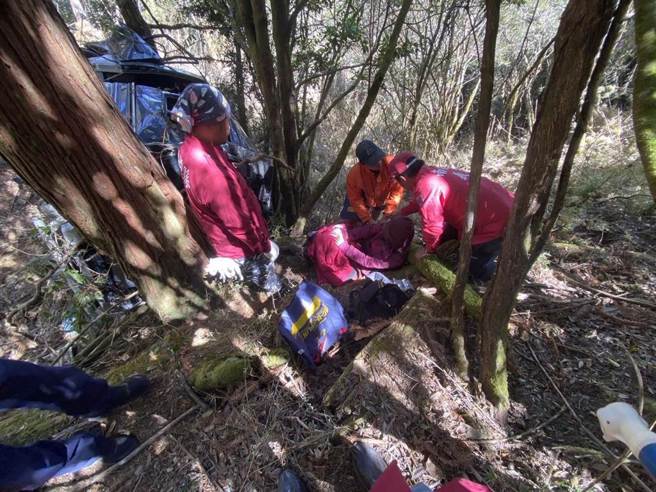 田姓男子驾驶接驳车载7名登山客前往郡大山登山口。（南投县消防局提供／杨静茹南投传真）