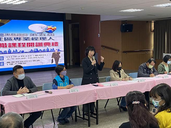 台東縣第5屆社區經理人培訓今天開訓，社會處長陳淑蘭致詞。（蔡旻妤攝）