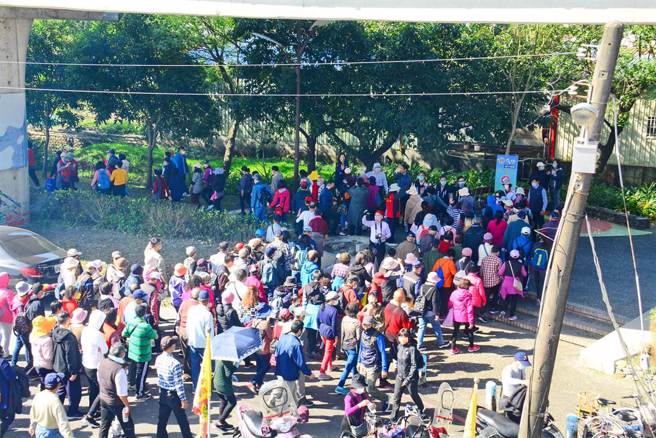 宜兰县成功狮子会今（5日）于隐藏在铁路高架桥下的创意彩绘步道，举办「成功斗阵行」健行活动，吸引近千人参与。（民眾提供／吴佩蓉宜兰传真）