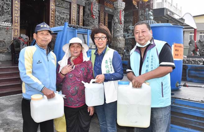 民进党高雄市议员黄秋媖（右2）5日宣布，将竞选大冈山选区的立委。（本报资料照片/林瑞益摄）