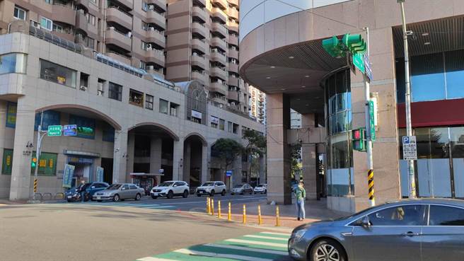 新光三越桃园大有店在228熄灯，桃园市养工处将在大有店旁路灯增设照往人行道矮灯，改善灯光不足问题。（赖佑维摄）