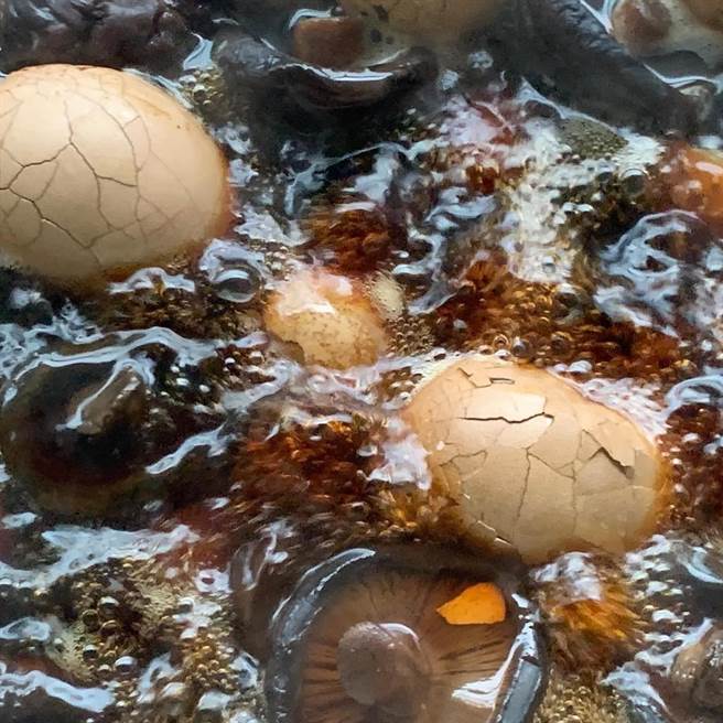 日月潭知名的阿婆茶叶蛋，受到蛋荒加剧业者採每天限量供应，若蛋价太高，不排除暂时停卖茶叶蛋，直到蛋价回稳再贩售。（民眾提供／杨静茹南投传真）