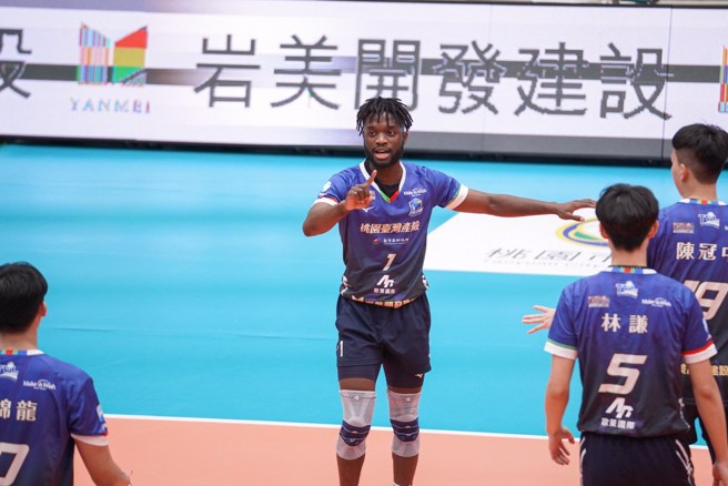 桃园台产球员李尼希米(中)。(中华排协提供)