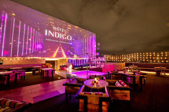 「高雄中央公园英迪格酒店」PIER NO.1高空酒吧凭演唱会门票，消费满低消可兑换精选特。(高雄市观光局提供)★《中时新闻网》关心您：饮酒过量，有碍健康。酒后不开车，安全有保障！
