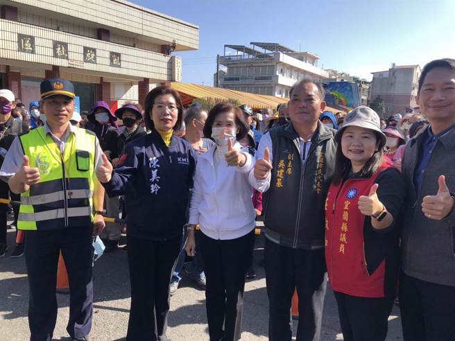 宜兰县长林姿妙（左3）、议长张胜德（右1）等人共襄盛举出席健行活动，为宜兰注入健康新活力。（民眾提供／吴佩蓉宜兰传真）