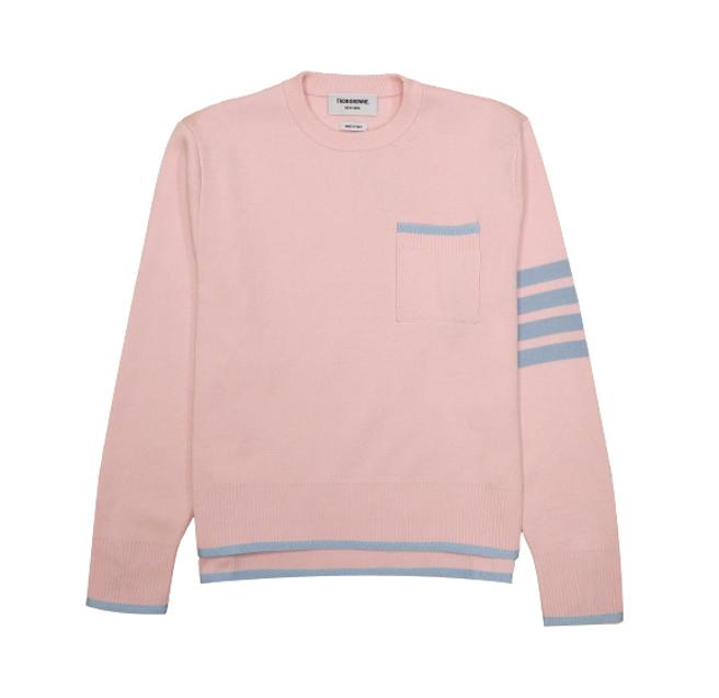 微风南山THOM BROWNE浅粉色针织上衣，价格店洽。（微风提供）