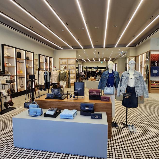 SKM Park Outlets高雄草衙COACH春季新品上市，商品全面5折起。（SKM Park提供）