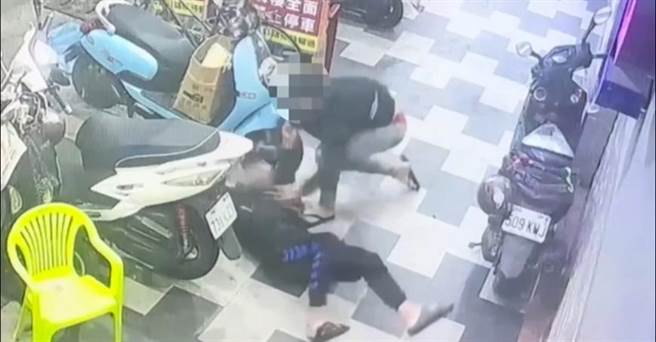 前金区街头出现斗殴，疑男酒醉出言挑衅遭殴成伤。（翻摄照片／崔正纲高雄传真）
