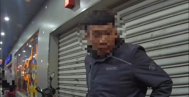 警方到场将涉案人逮捕。（翻摄照片／崔正纲高雄传真）