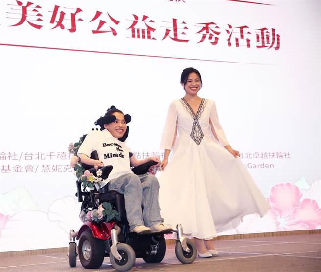 台北芙蓉扶轮社与卓蓉制服5日举行「眺望美好慈善公益走秀」活动，创立台湾生命之窗慈善协会为SMA病友发声的李怡洁(左)与照顾的姊姊穿上专属秀服走伸展台。(陈怡诚摄)