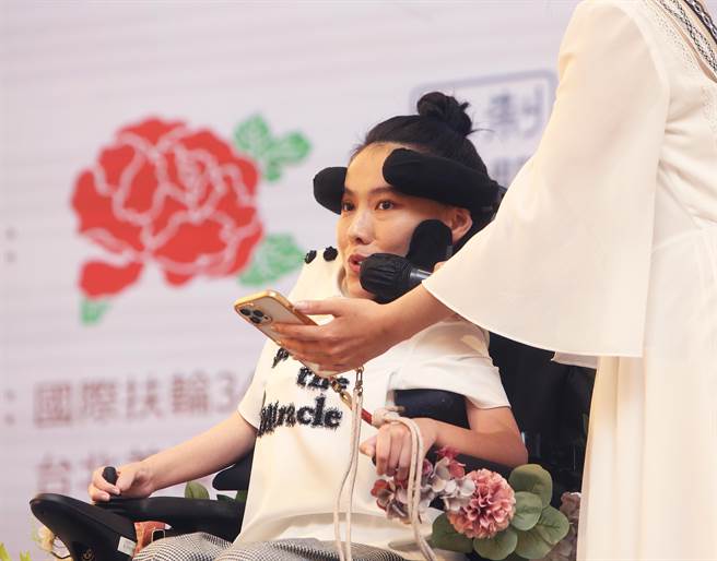 台北芙蓉扶轮社与卓蓉制服5日举行「眺望美好慈善公益走秀」活动，创立台湾生命之窗慈善协会为SMA病友发声的李怡洁(见图)再次为SMA病友争取权益，现在已有药物可以改变SMA患者的未来，希望SMA的问题与患者的困境能被更多人看见，让病友穿上喜欢的衣服不再是奢侈。(陈怡诚摄)