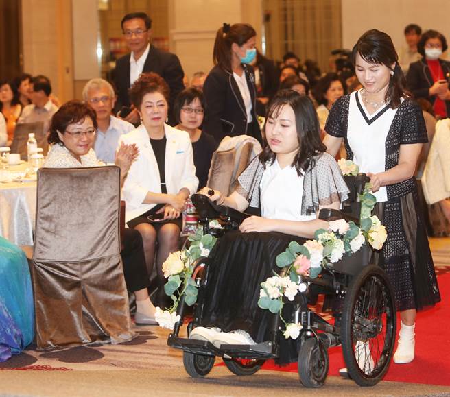 台北芙蓉扶轮社与卓蓉制服5日举行「眺望美好慈善公益走秀」活动，就读台南嘉南药理大学社工系的锺美蓁(左)与母亲穿上专属秀服走伸展台。(陈怡诚摄)