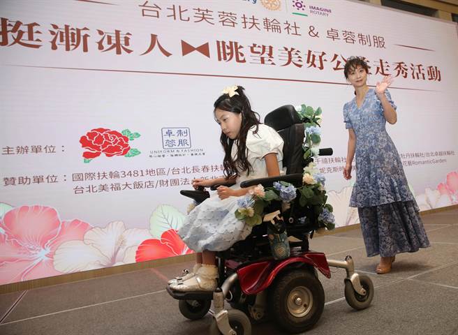台北芙蓉扶轮社与卓蓉制服5日举行「眺望美好慈善公益走秀」活动，从小就喜欢打扮得像个小公主的沐晴(左)与母亲穿上专属秀服走伸展台。(陈怡诚摄)