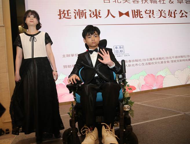 台北芙蓉扶轮社与卓蓉制服5日举行「眺望美好慈善公益走秀」活动，立志拍片成为一名有百万订阅的网红的伟翔(右)与母亲穿上专属秀服走伸展台。(陈怡诚摄)