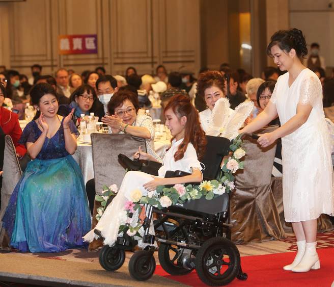 台北芙蓉扶轮社与卓蓉制服5日举行「眺望美好慈善公益走秀」活动，梦想成为帮助他人的心理谘商师林宜萱(左)与母亲穿上专属秀服走伸展台。(陈怡诚摄)