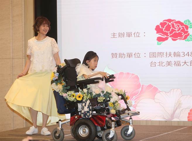 台北芙蓉扶轮社与卓蓉制服5日举行「眺望美好慈善公益走秀」活动，热情大方喜欢交朋友与闽南语演讲比赛的常胜军的柔羽(右)与母亲穿上专属秀服走伸展台。(陈怡诚摄)